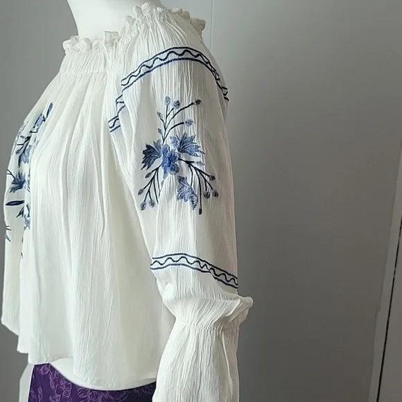 American Eagle Outfitters XS Embroidered Off Shoulders Top NWT - Picture 4 of 10